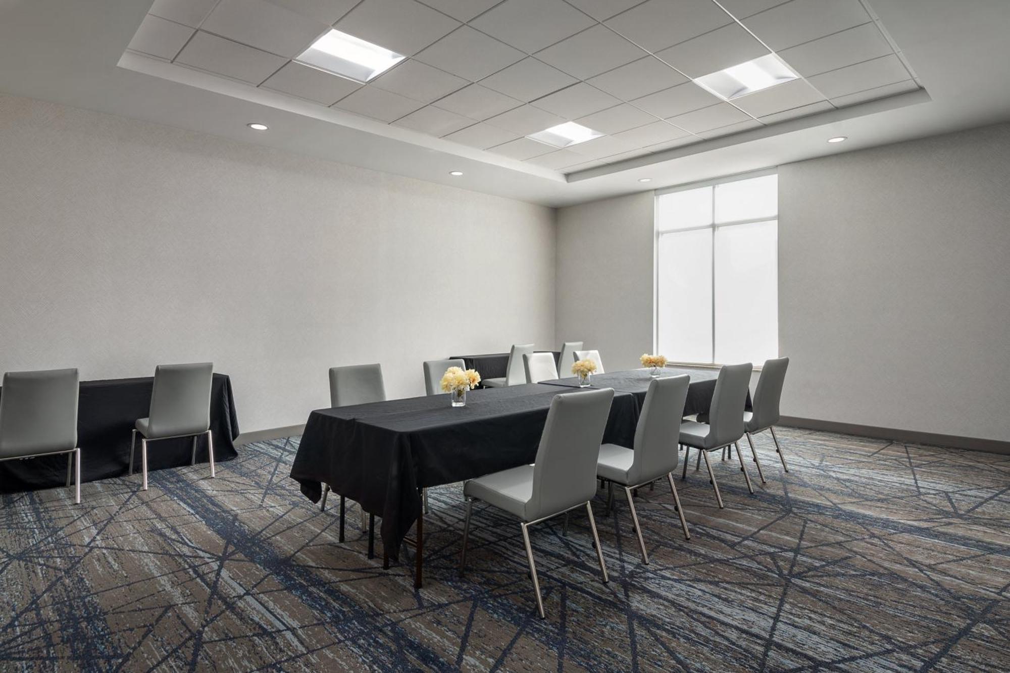 Holiday Inn Express Richmond By Ihg Exterior foto