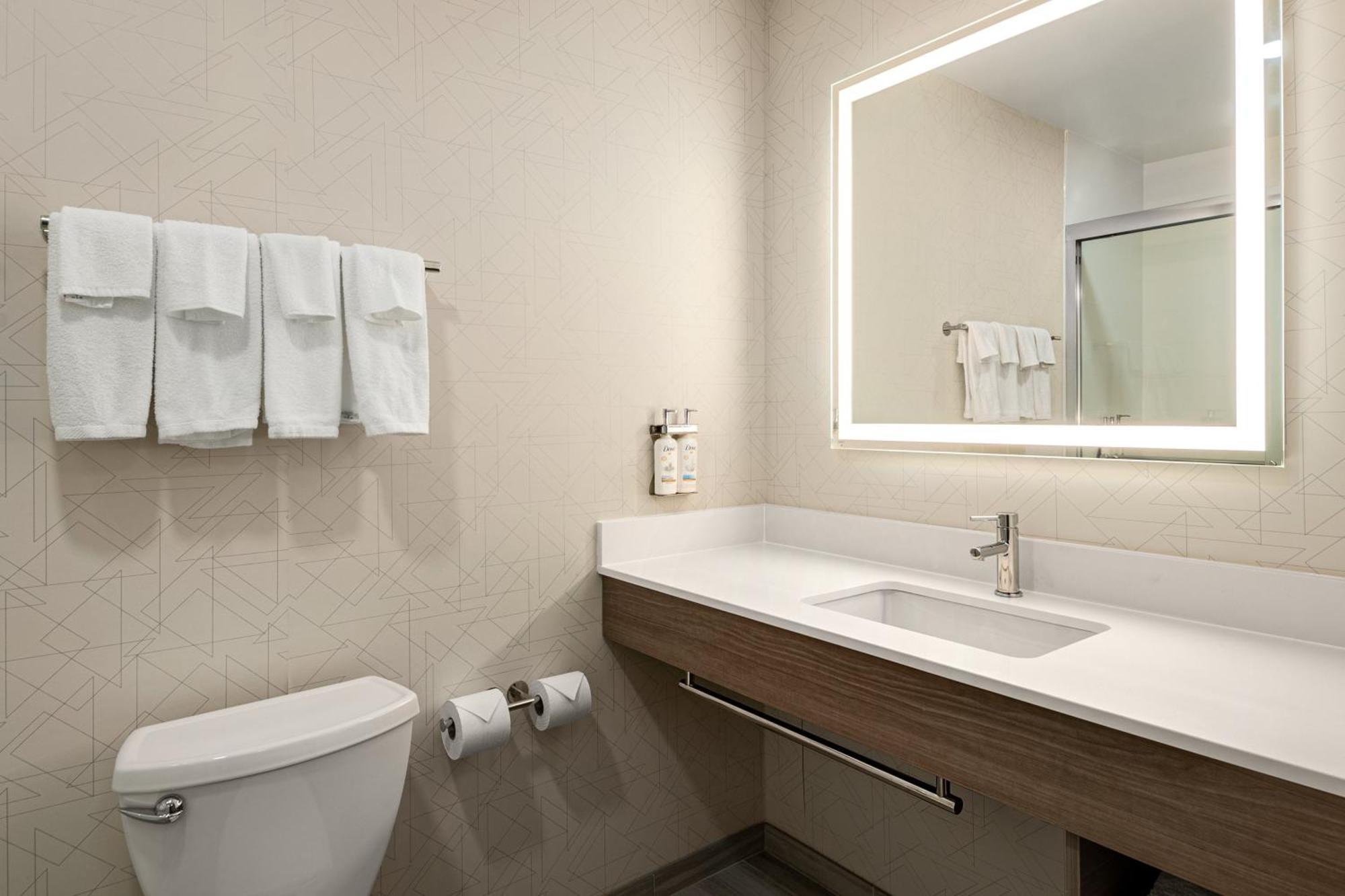 Holiday Inn Express Richmond By Ihg Exterior foto