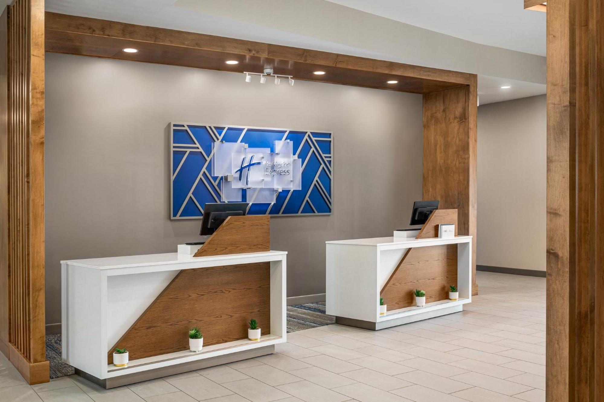 Holiday Inn Express Richmond By Ihg Exterior foto
